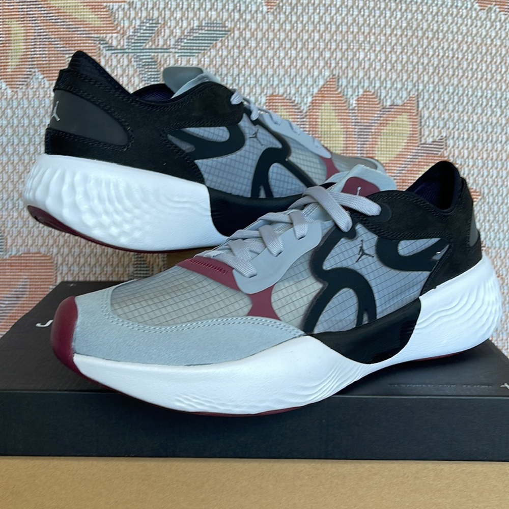 Jordan Delta 3 Low
Black/White/Cherrywood
Red/Wolf Grey
Men's Shoes
DN2647-001 - Picture 11 of 16